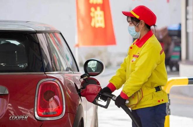 油價(jià)十連漲，為何人們對(duì)電動(dòng)車依舊猶豫？